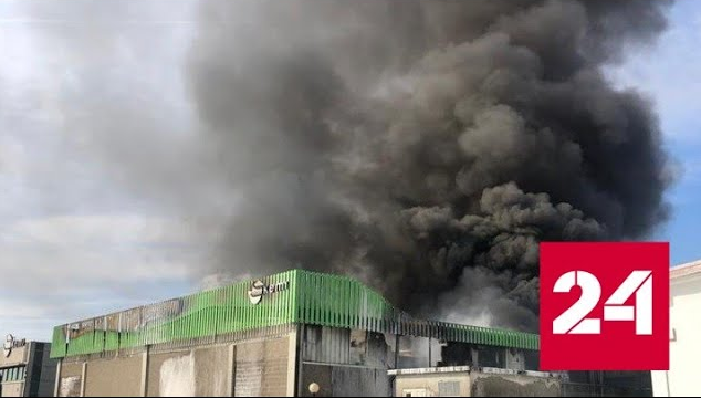 Крупный пожар на итальянском химзаводе сняли очевидцы - Россия 24 