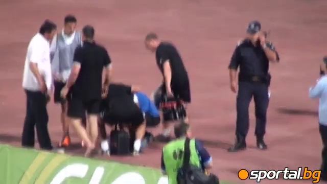 Dakson suffer after bomb thrown by fans of Lokomotiv (Plovdiv) смотреть онлайн