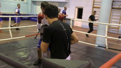Бокс: спарринг новичок против перворазрядника/Boxing sparring: a novice vs experienced boxer
