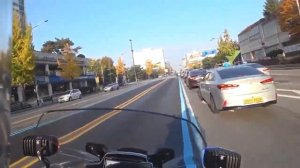 Южная Корея: Полицейский мотоцикл сопровождает машину скорой помощи в час пик