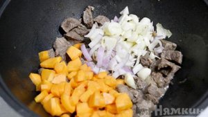 Тушеная молодая картошка с говядиной в казане