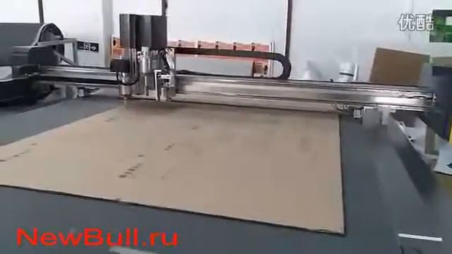 Планшетный режущий плоттер DCZ в процессе создания макета гофрокоробки, режущий плоттер и раскройщи смотреть онлайн