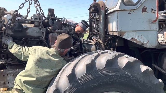 Новое видео! Двигатель сорвался со стропы! Шок! Нервы на пределе! Ремонт и первый запуск СМД-60! смотреть онлайн