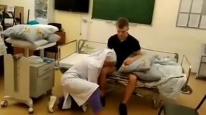 Позиционирование пациента сидя на краю кровати