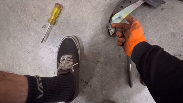 2000-2006 Toyota Tundra rear brake drum and shoe replacement смотреть онлайн