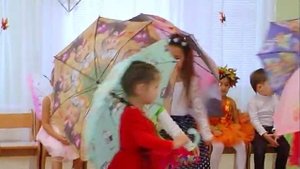 Задорный танец с зонтиками на утреннике в детском саду
