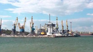 В освобожденный Мариуполь зашло первое за несколько последних месяцев судно