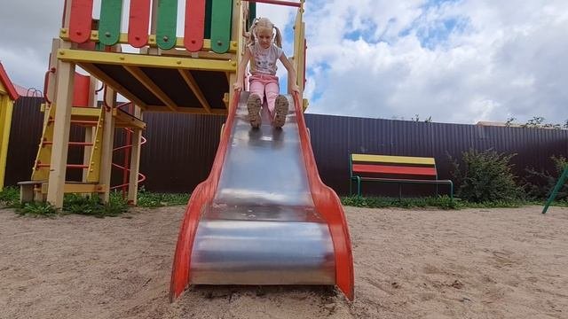 Принцесса София принцесса Жанна делают  утреннюю зарядку с доктором Гербольдом