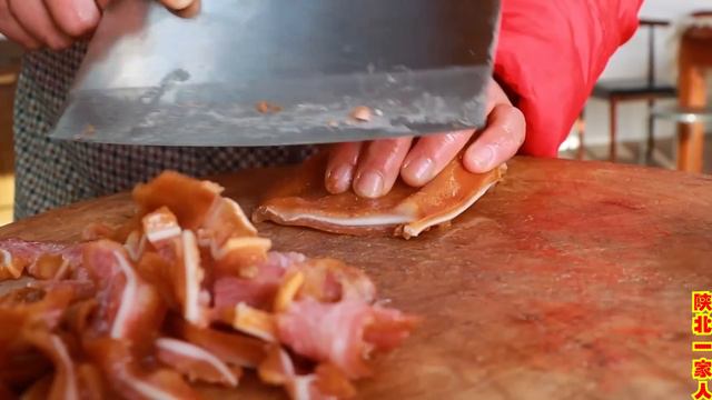 年夜饭必备下酒菜，一根黄瓜一个猪耳朵，爽脆可口【陕北一家人】 смотреть онлайн