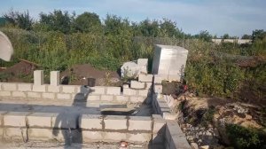 Не забываем контролировать углы при кладке. Дом на УШП из КББ)