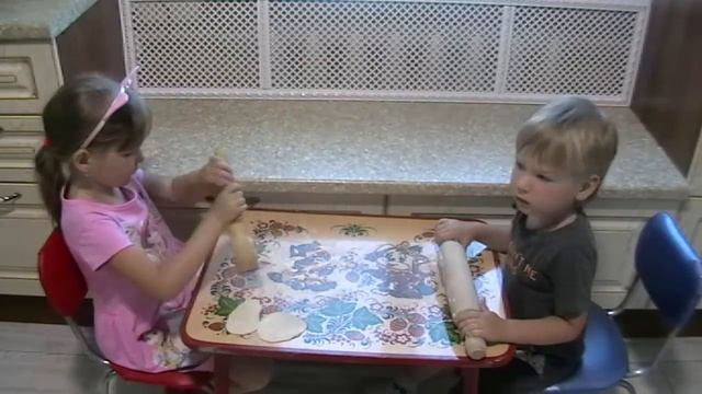 ?ЛЕПИМ ВАРЕНИКИ С КАРТОШКОЙ? ТАЙКА ПОИГРАЙКА смотреть онлайн