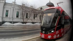 Москва. Встречный новогодний трамвай. 04 января 2023