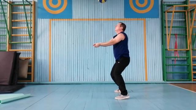 Упражнения с волейбольным мячом.