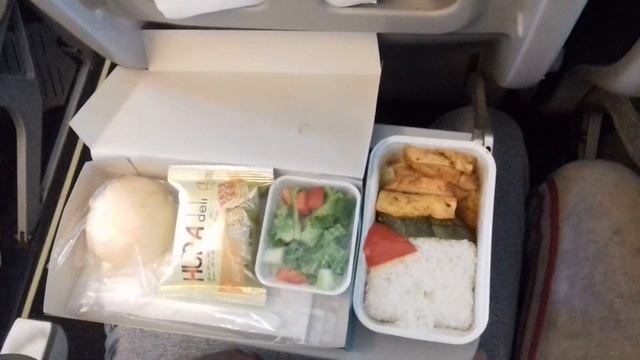 Как кормят в самолёте AzurAir из Камрани смотреть онлайн