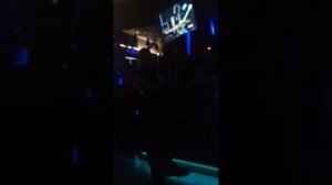 Парни поют в караоке Лирику