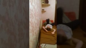 Урок как научится делать стойку на руках))