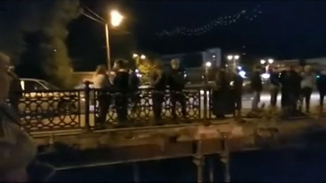 Ауди упала в реку, протаранив ограждение в Челябинской области смотреть онлайн