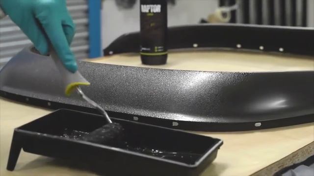 Нанесение RAPTOR U-POL поролоновым валиком... смотреть онлайн