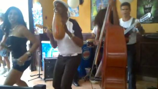 LA HABANA VIEJA CALLE OBISPO TAMARA CLEVOT CANTANDO A GRANAINOS смотреть онлайн