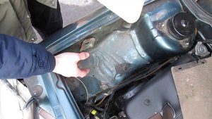 ЛАДА, почему так часто трескается бачок омывателя возле крепления? Устраняем!