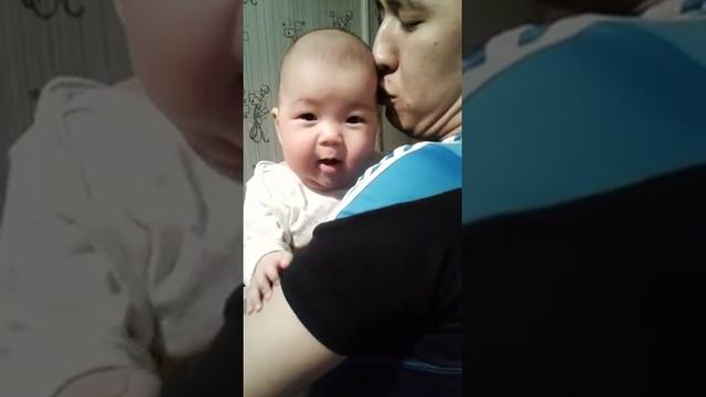Ребенок мило плачет