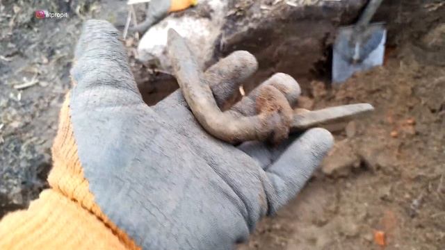 ПРОДОЛЖАЕМ ШУРФ СТАРОГО ФУНДАМЕНТА! НАХОДКИ НЕ ЗАКАНЧИВАЮТСЯ! ЧАСТЬ ВТОРАЯ смотреть онлайн