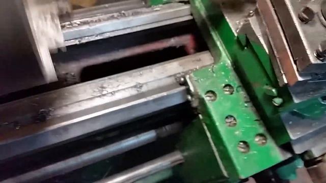 Режем  левую (обратную) резьбу резцом на тв6