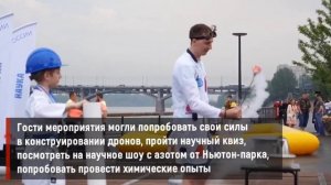 Алёна пришла на торжественную, летнюю, праздничную, школьную, городскую линейку.