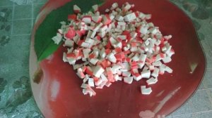 Салат из помидоров с яйцами и крабовыми палочками
