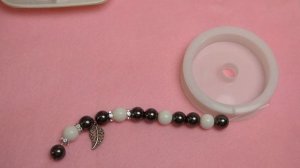 Браслет  на резинке из бусин своими руками мастер класс