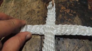 Уздечка для лошади из тюковой веревки.