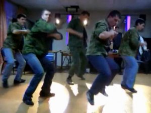 Танец студентов в военной форме