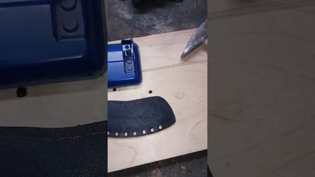 Как сделать аккуратные отверстия в коже смотреть онлайн