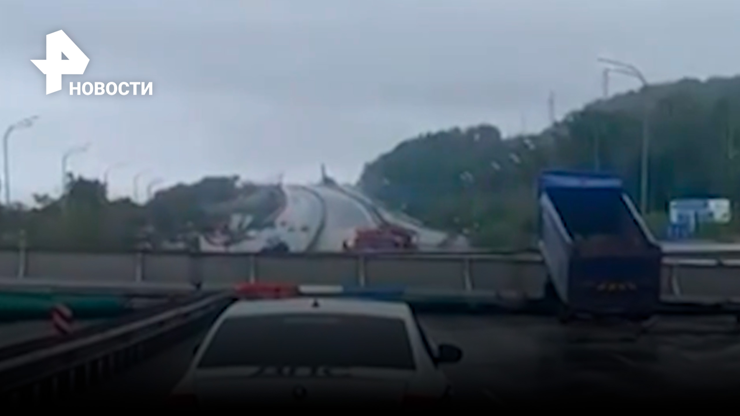 Мост рухнул на федеральную трассу на выезде из Владивостока / РЕН Новости
