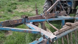 МТЗ 80 вспышка двухкорпусным плугом участков.