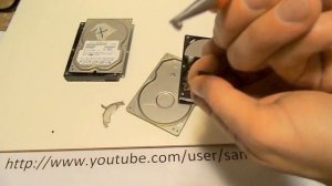 В жестком диске- неодимовый магнит- как кубик