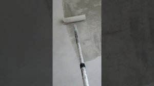Грунтовка стен валиком без усилий.