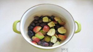 Компот из яблок и слив