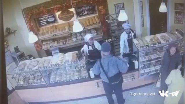 В Череповце задержан мужчина, бросивший страйкбольную гранату в работниц пекарни смотреть онлайн