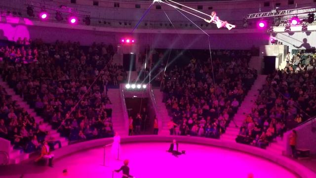 Цирк Индира. Воздушная акробатка сорвалась, выступая под куполом. смотреть онлайн