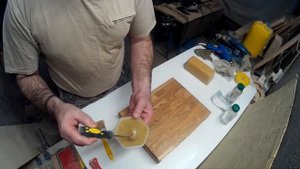 Обработка разделочной доски мастикой из минерального масла и пчелиного воска