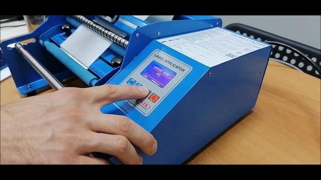 Пример наклеивания одной этикетки на бутылку аппликатором STS808 смотреть онлайн