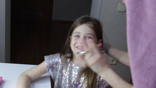 Бэлла делает макияж Маме