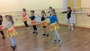 учимся танцевать восточные танцы!!  Для маленьких девочек