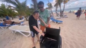 ?Эдик Моранди и Дон Симон борятся на коляску. ⚠️Вора ограничивают в действиях
