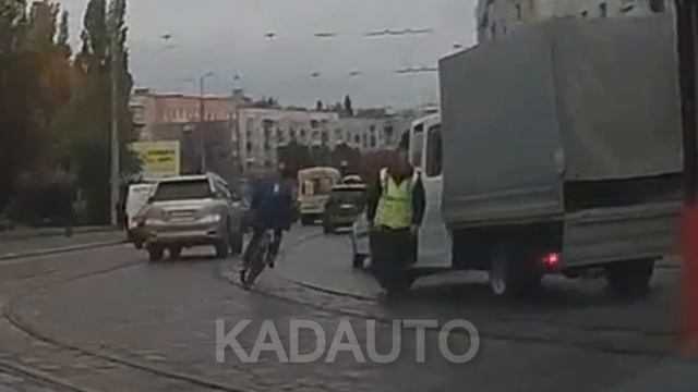 Велосипедист протаранил припаркованную машину. Калининград. 15.10.21 смотреть онлайн
