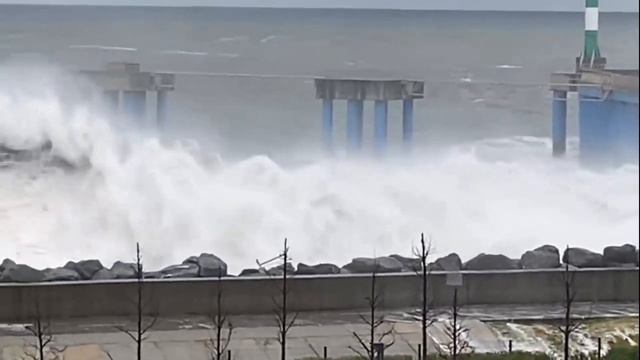 Сильнейший шторм в Черном море. Лежаки разломаны, везде валяются выброшенные из моря коряги и мусор смотреть онлайн
