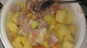 Картофель с тушенкой в горшочках