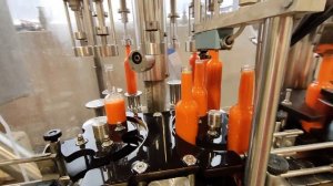 Линия для розлива сока в бутылки. Закрутка винтовой крышки.