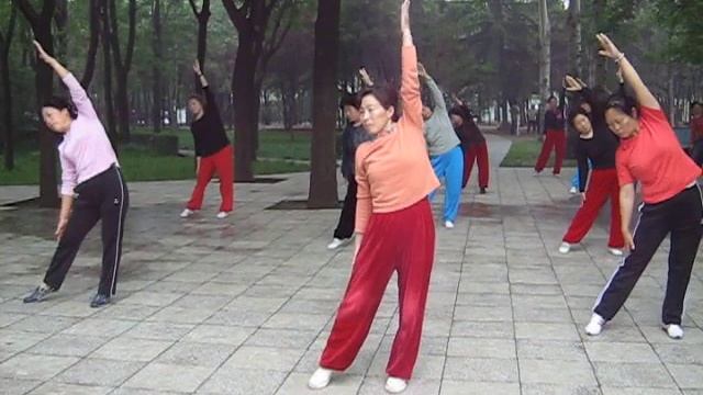 Зарядка в Китае лаоши Шилан, Китайская гимнастина смотреть онлайн